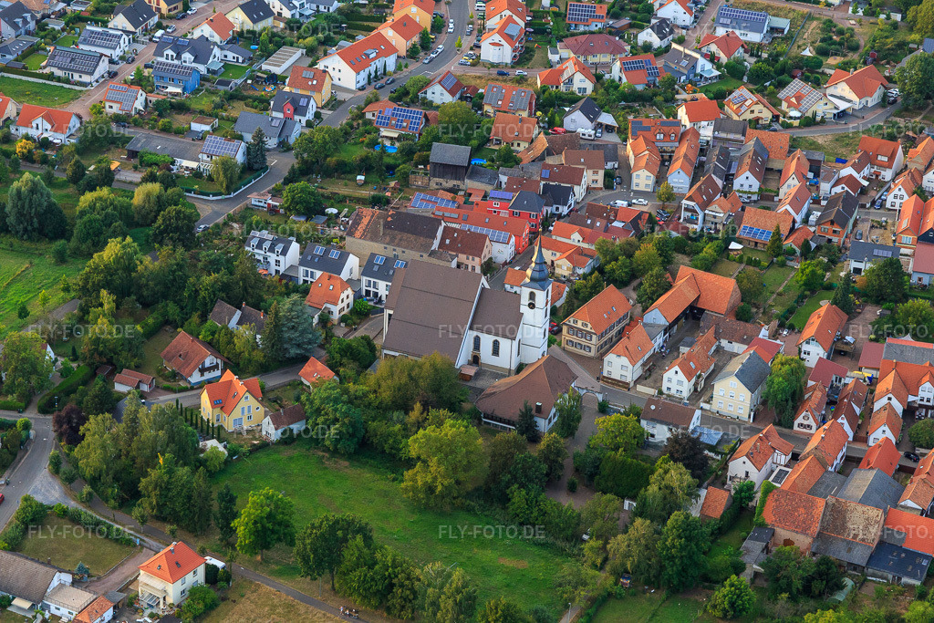 Luftbild: Kirche St. Josef in der Obergasse in Offenbach an der Queich im Bundesland Rheinland-Pfalz in Deutschland. Foto: IMG_094446.jpg vom 01.09.2016 durch Werner Riehm/FLY-FOTO.de
