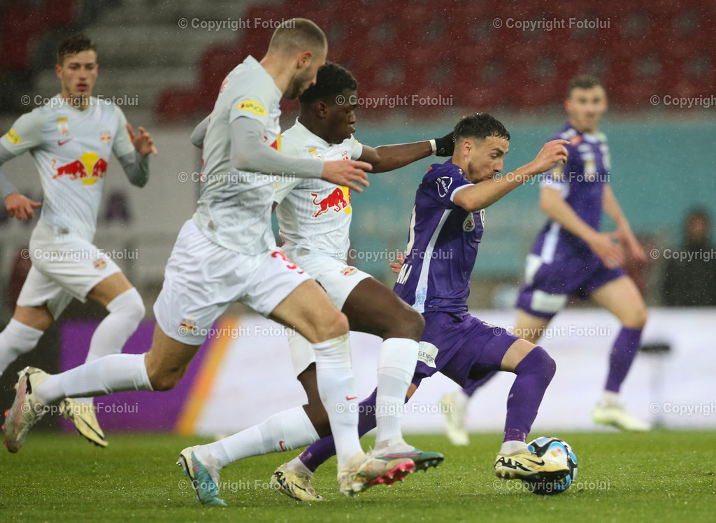 A_LUI_24042024_01 | SPORT,FUSSBALL.ADMIRAL BUNDESLIGA  AUSTRIA KLAGENFURT-RED BULL SALZBURG 24.04.2024 IM BILD: SINAN KARWEINA (KLAGENFURT) UND AMANKWAH FORSON (SALZBURG) FOTO.FOTOLUI/MW