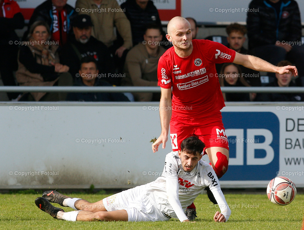 A_LUI_301022_33 | SPORT FUSSBALL LANDESLIGA OST ST.MAGDALENA-DONAU LINZ 30.OKT.2022 IM BILD: THOMAS ALTMANN (MAGDALENA) UND AGJEND HYSENI (DONAU) FOTO:FOTOLUI