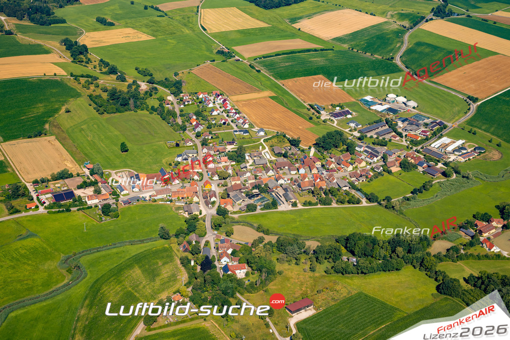 Das Luftbild zeigt : Larrieden Feuchtwangen - Die Luftaufnahme wurde 2024 vom UL-Flugzeug aus erstellt ( keine Drohne ) - Hochauflösende Luftaufnahme - Für grossformatige Ausdrucke geeignet. Die Geschenkidee !Mit Lizenz und Bildrechte bestellbar