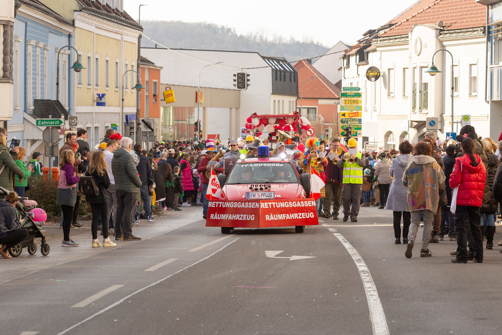Umzug2025-105_9757 | Fotostrecke: FASCHINGSUMZUG 2025 in Loosdorf. 22 Masken(gruppen)-Teilnehmer: Loosdorfer Vereine, Wirtschaftstreibende, Gemeindeabordnungen sowie Kreditinstitute. rund 700 Besucher entlang der Hauptstrasse. Veranstaltungs-Sicherung durch Mannschaft der FF-Loosdorf mit schwerem Gerät. Maskenprämierung am EKZ-Platz durch Bgm. Thomas Vasku in den Kategorien: Bester Festwagen (Fa. gkonzept-Groissenberger; Beste Personengruppe-ASK-Loosdorf; Beste Einzelperson; Weiteste Anreise-FF Schollach;