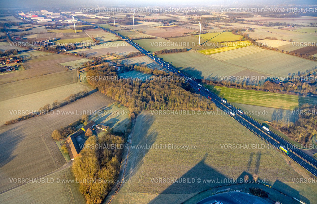 Hamm250200465Rhynern | Luftbild, Autobahn A2, Wiesen und Felder mit Windräder, Fernsicht zum Industriegebiet Weetfelder Straße, Dunstglocke, Stadtbezirk Rhynern, Hamm, Ruhrgebiet, Nordrhein-Westfalen, Deutschland