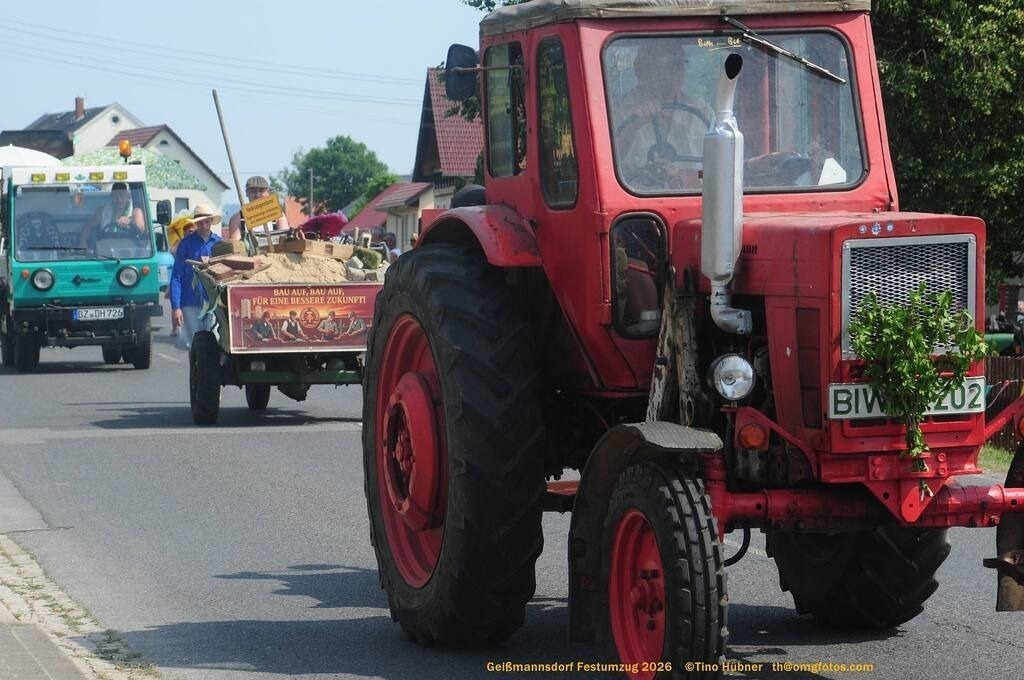 Geißmannsdorf-2026-Festumzug-161 | Festumzug in Geißmannsdorf bei Bischofswerda im Juni 2026. Fotografische Eindrücke und Momentaufnahmen vom Festumzug anläßlich des 800-jährigen Bestehens von Geißmannsdorf - mit Teilnehmern und Gästen, Strohpuppen und geschmückten Vorgärten und Grundstücken - Realisiert mit Pictrs.com