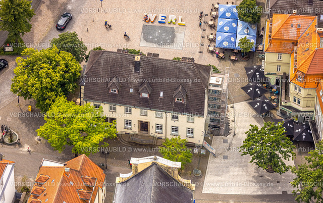 Werl240712134 | Luftbild, Fußgängerzone am Marktplatz Alter Markt, Schriftzug WERL in bunten Großbuchstaben auf dem Platz, historische Häuser Marien Apotheke mit Gerüst und Sanierung, Sonnenschirme am Cafe, Werl, Soester Börde, Nordrhein-Westfalen, Deutschland