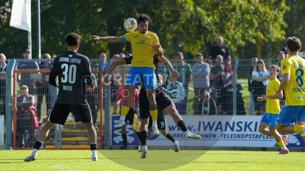 Fußball, Herren, Saison 2025/2026, Regionalliga Nordost, 10. Spieltag, FSV 63 Luckenwalde vs. BSG Chemie Leipzig, Samstag 27.09.2025, Werner-Seelenbinder-Stadion Luckenwalde, | Fußball, Herren, Saison 2025/2026, Regionalliga Nordost, 10. Spieltag, FSV 63 Luckenwalde vs. BSG Chemie Leipzig, Samstag 27.09.2025, Werner-Seelenbinder-Stadion Luckenwalde, Im Bild: Andreas Pollasch (Luckenwalde) beim Kopfball - Realisiert mit Pictrs.com