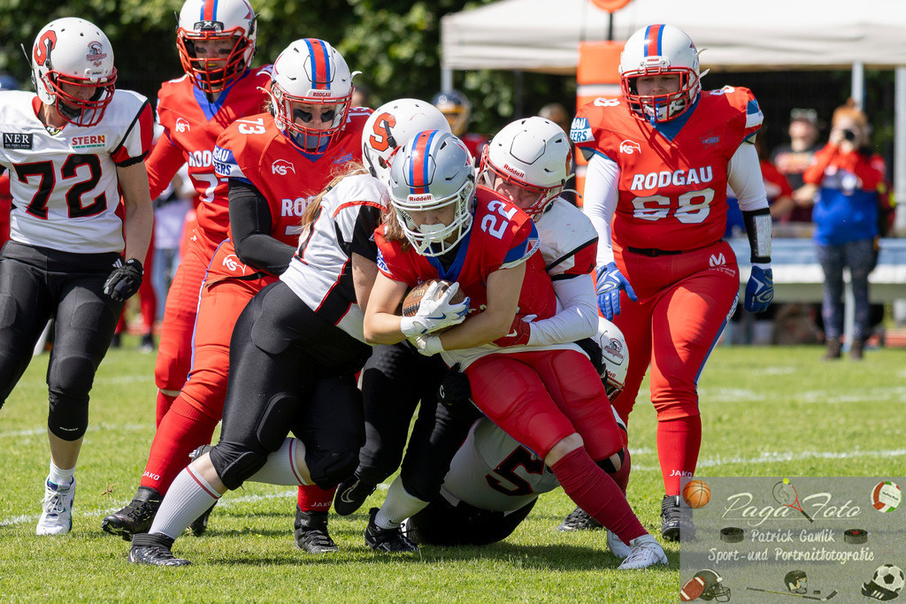 GFLW 1: German Football League Women 1: Rodgau Pioneers Ladies - Stuttgart Scorpions Sisters, 07.06.2026 | Lina Hadziefendic (Rodgau Pioneers Ladies #22) wird von Suttgarter Spielerinnen beim Lauf gestoppt, Rodgau Pioneers Ladies - Stuttgart Scorpions Sisters, Rodgau, Maingau-Energie-Stadion "Am Weichsee", 7.6.2026 - Realisiert mit Pictrs.com