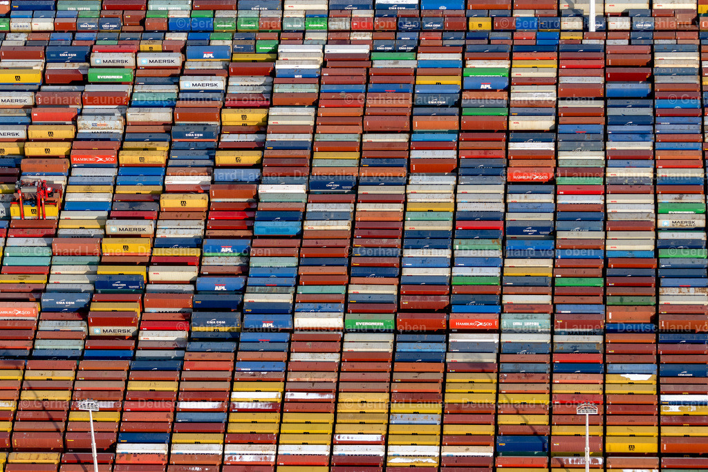 4044640 | HAMBURG 14.02.2021 Containerterminal mit Abstellflächen bunt - farbiger Container im Containerhafen des Überseehafen der EUROGATE Container Terminal Hamburg GmbH im Morgennebel in Hamburg. Weiterführende Informationen bei: EUROGATE GmbH & Co. KGaA, KG,  HPA Hamburg Port Authority,  Hafen Hamburg Marketing e.V. (HHM). // Container Terminal in the port of the international port of the EUROGATE Container Terminal Hamburg GmbH im Morgennebel in Hamburg. Further information at: EUROGATE GmbH & Co. KGaA, KG,  HPA Hamburg Port Authority,  Hafen Hamburg Marketing e.V. (HHM). Foto: Gerhard Launer