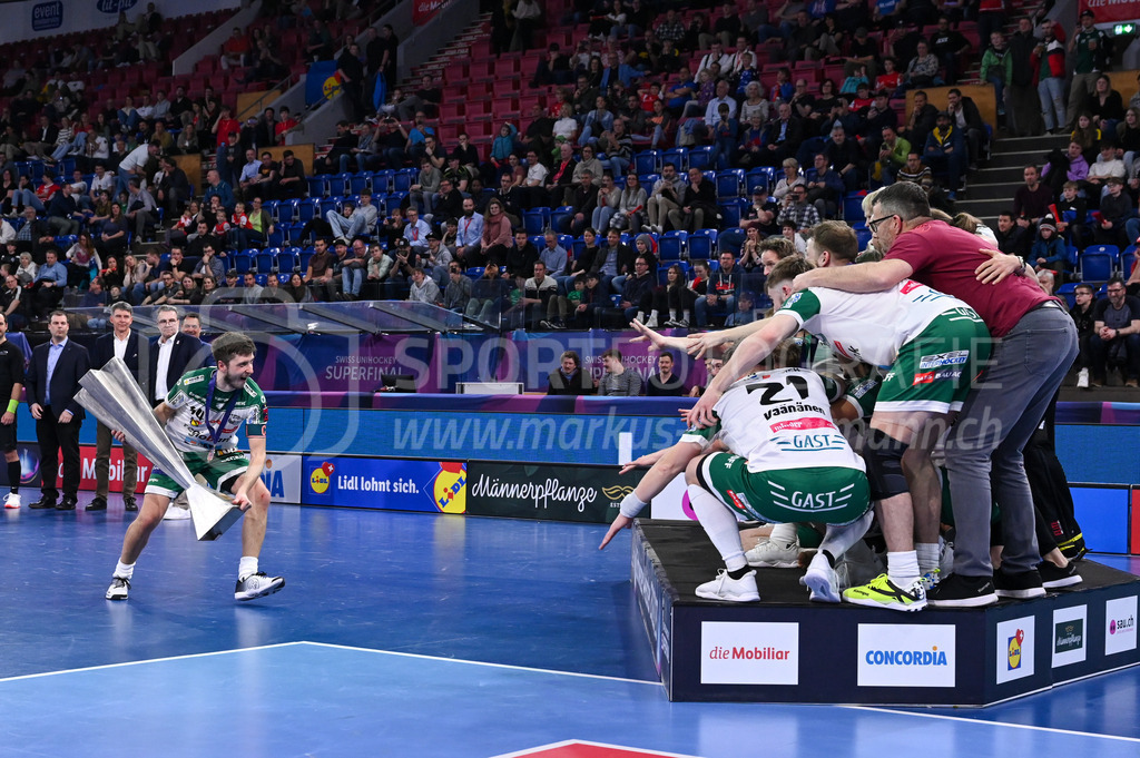 SV Wiler-Ersigen vs Floorball Köniz - 15. April 2023 | SV Wiler-Ersigen vs Floorball Köniz
Stimo Arena, Kloten
Marco Louis (#94 SV Wiler-Ersigen) bringt den Pokal zu seinem Team.
Bild: Sportfotografie Markus Aeschimann | www.markus-aeschimann.ch - Realisiert mit Pictrs.com