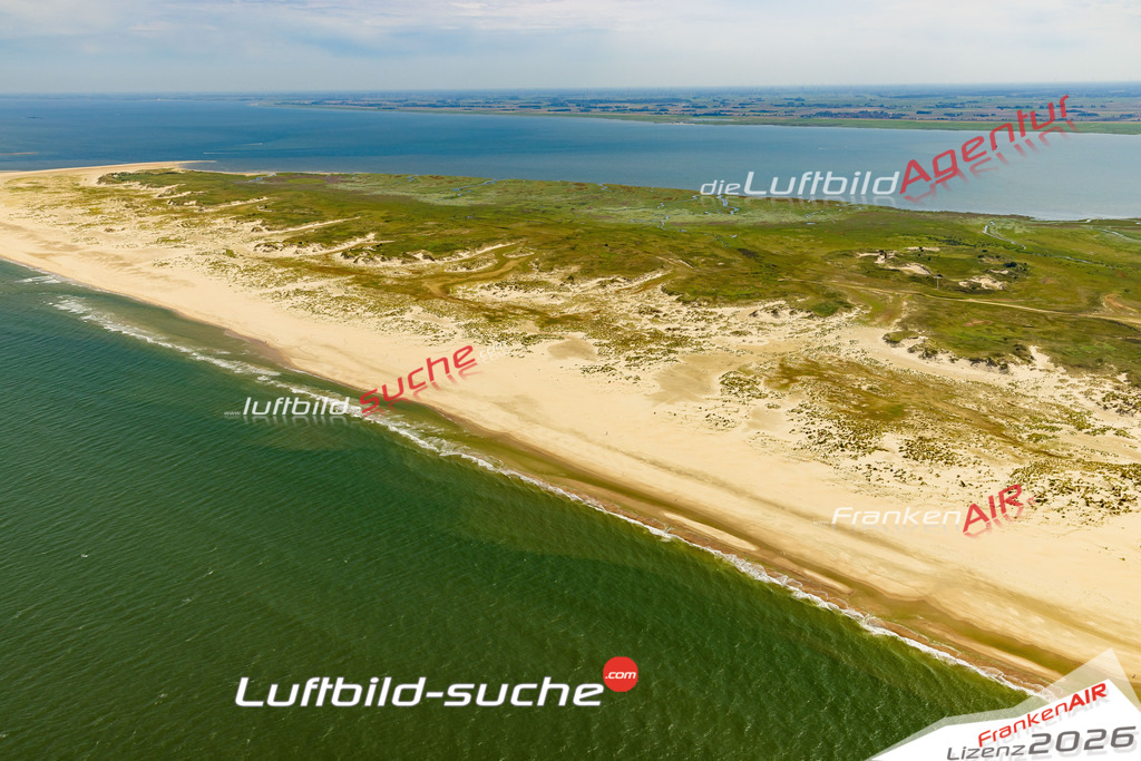 Klassische Luftaufnahme ohne Drohne zeigt:Ostende bei Norderney - Die Luftbildaufnahme wurde 2025 vom UL-Flugzeug heraus erstellt ( keine Drohnenaufnahme ) - Hochauflösende Luftaufnahme -Nicht vergleichbar mit Google Maps oder Satelittenbilder- Die Geschenkidee !Mit Lizenz und Bildrechte bestellbar