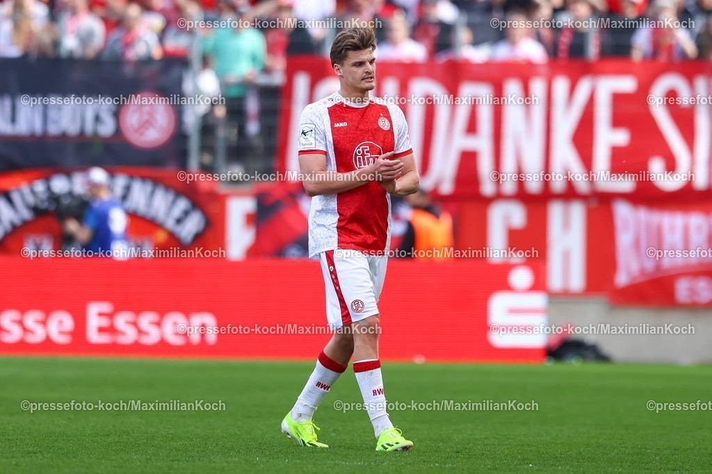 xKWIx11042601072 | 2026.04.11, xkwix, Fußball, 3.Liga, Rot-Weiss Essen -  FC Ingolstadt, Stadion an der Hafenstraße, 33.Spieltag, Saison 2025 / 2026: Marek Janssen (Rot-Weiss Essen #20) klatschend DFB regulations prohibit any use of photographs as image sequences and or quasi-video. Photo: xKamilxWilkowskixPressefotoKochx