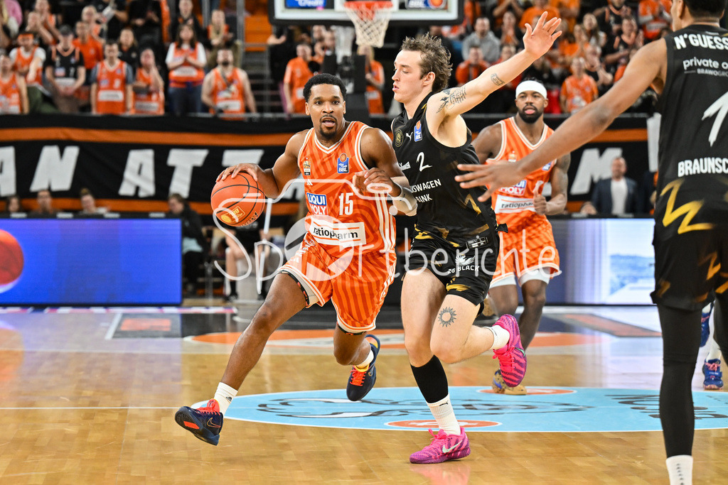 ratiopharm Ulm - Basketball Löwen Braunschweig | ULM, GERMANY - 10. JANUARY: im Duell Justin SIMON (ratiopharm Ulm 15) und Benjamin SCHRÖDER (Basketball Löwen Braunschweig 2) während dem Match zwischen Ratiopharm Ulm und Basketball Löwen Braunschweig am 15. Spieltag der easyCredit BBL in der Ratiopharm Arena
