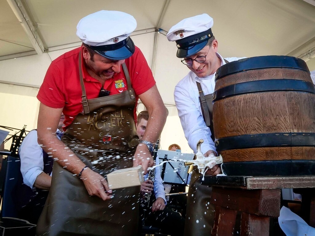 Strassenfest | Gerlingen - Straßenfest  Fassanstich mit BM Dirk Oestringer und der Stadtkapelle. Außerdem werden die Läufer des Stafettenlaufs eintreffen anlässlich 60 Jahre Städtepartnerschaft mit Vesoul. Auch im Bild beim Fassanstich bürgermeister von der Partnerstadt Vasoul , Alain Chrétien - Realisiert mit Pictrs.com