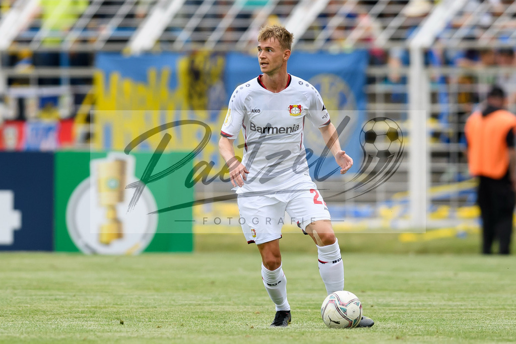 LLELEV20210807_162 | Fussball, Herren: Daley Sinkgraven (Bayer 04 Leverkusen) in Aktion, am Ball, Einzelaktion beim Spiel der 1. Runde im DFB-Pokal zwischen 1. FC Lokomotive Leipzig und Bayer 04 Leverkusen im Bruno-Plache-Stadion am 07.08.2021 in Leipzig, Deutschland.DFB / DFL REGULATIONS PROHIBIT ANY USE OF PHOTOGRAPHS AS IMAGE SEQUENCES AND/OR QUASI-VIDEO. - Realisiert mit Pictrs.com