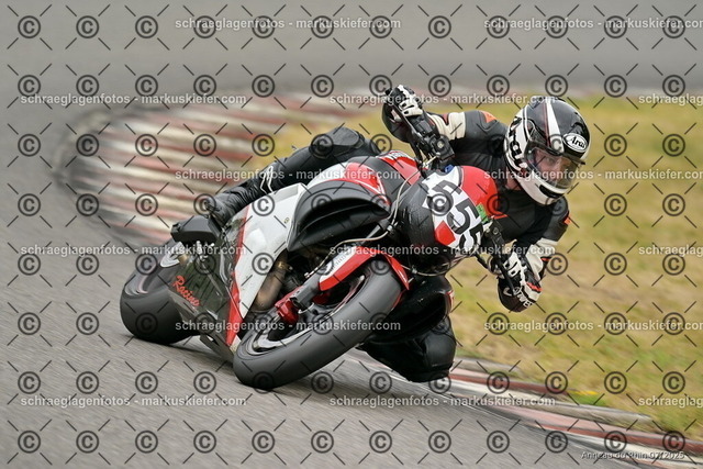 25bt05-1090 | markuskiefer.com - Realisiert mit Pictrs.com