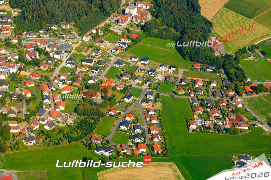 Das Luftbild zeigt : Windischbergerdorf Cham - Die Luftaufnahme wurde 2024 vom UL-Flugzeug aus erstellt ( keine Drohne ) - Hochauflösende Luftaufnahme - Für grossformatige Ausdrucke geeignet. Die Geschenkidee !Mit Lizenz und Bildrechte bestellbar