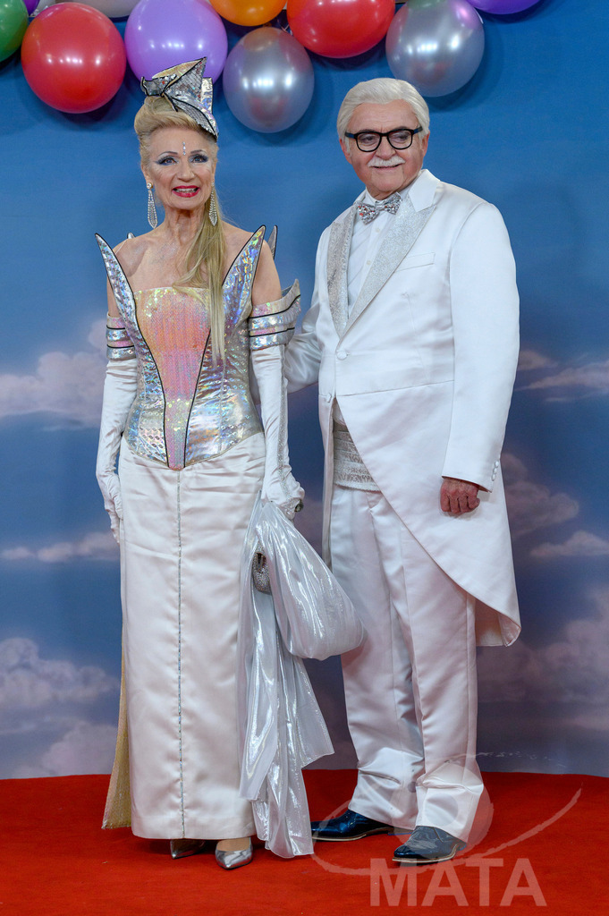 _DWA1217 | Kulturreferentin und zweiten Bürgermeisterin der Stadt Nürnberg, Prof. Dr. Julia Lehner(links) mit Ihrem Gatten Gerd Schmelzer bei der TV-Sendung Fastnacht in Franken 2024. Veitshöchheim, 02.02.2024 Bayern Deutschland - Realisiert mit Pictrs.com