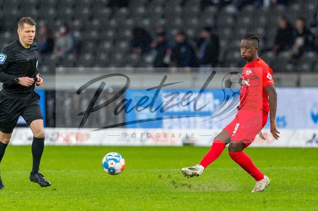 BSCRBL20220220_203 | Fussball, Herren: Amadou Haidara (RB Leipzig) in Aktion, am Ball, Einzelaktion bei dem Spiel der 1. Bundesliga zwischen Hertha BSC und RB Leipzig im Olypiastadion am 20.02.2022 in Berlin, Deutschland.DFB / DFL REGULATIONS PROHIBIT ANY USE OF PHOTOGRAPHS AS IMAGE SEQUENCES AND/OR QUASI-VIDEO. - Realisiert mit Pictrs.com