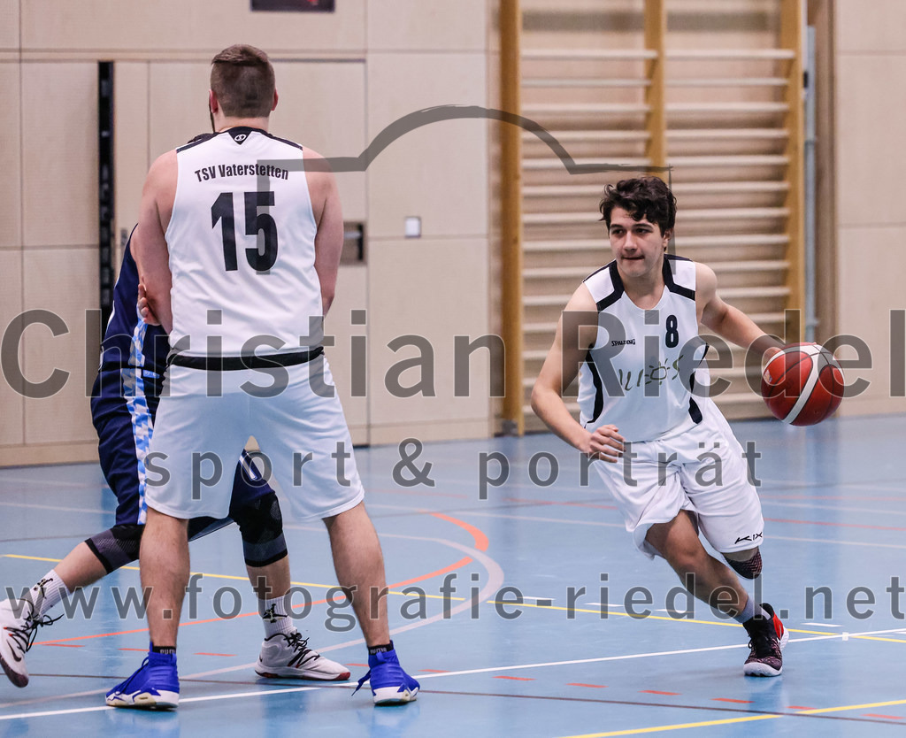 2022-04-03_107_TSV_Vaterstetten_gegen_SV_Weissblau-Allianz_Muenchen | Vaterstetten, Deutschland, 03.04.2022:
Basketball, Bezirksoberliga Herren 2021 / 2022, 14. Spieltag, TSV Vaterstetten gegen SV Weißblau-Allianz München, Endergebnis: 86:54

Mathias Furtmair (TSV Vaterstetten, #15), Benicio Trinidad Paz (TSV Vaterstetten, #8)

Foto: Christian Riedel / fotografie-riedel.net