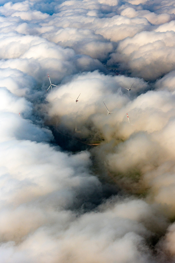 dr__0024074.jpg | FLACHSLANDEN 17.06.2019 Wetterbedingt in eine Wolken- Schicht eingebettete Windenergieanlagen in Flachslanden im Bundesland Bayern, Deutschland. // Weather-induced wind energy installations embedded in a clouds layer in Flachslanden in the state Bavaria, Germany. Foto: Daniel Reiter
