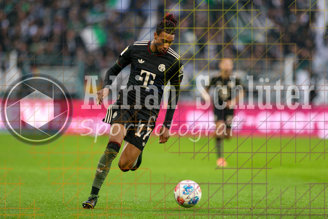 Borussia Mönchengladbach vs FC Bayern München - Bundesliga  | Mönchengladbach, Deutschland, 25.10.25:   Michael Olise (FC Bayern München) in Aktion am Ball, Einzelaktion waehrend des Spiels der Bundesliga zwischen Borussia Mönchengladbach vs FC Bayern München im Stadion im Borussia Park(Foto von Brauer-Fotoagentur / Adrian Schlueter)