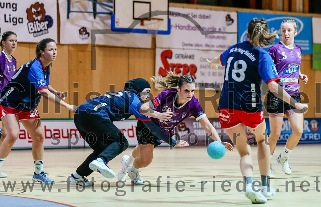 2023-12-09_054_SpVgg_Altenerding_gegen_HSG_Freising-Neufahrn | Erding, Deutschland, 09.12.2023:
Handball, Bezirksoberliga Frauen Altbayern 2023 / 2024, 9. Spieltag, SpVgg Altenerding gegen HSG Freising-Neufahrn, Endergebnis: 29:28

Eduarta Krasnigi (HSG Freising-Neufahrn, #22), Verena Bauer (SpVgg Altenerding, #55), Carla Bluhme (HSG Freising-Neufahrn, #18), Johanna Bauschmid (SpVgg Altenerding, #5)

Foto: Christian Riedel / fotografie-riedel.net