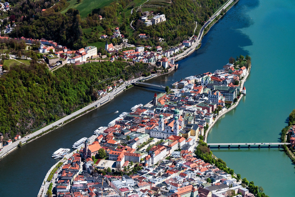 dr__0062312.jpg | PASSAU 09.05.2021 Altstadt an den Fluss- Uferbereichen der Donau und des Inn in der Drei-Flüsse-Stadt Passau im Bundesland Bayern, Deutschland. // Town on the banks of the river of Donau and of Inn in Passau in the state Bavaria, Germany. Foto: Daniel Reiter