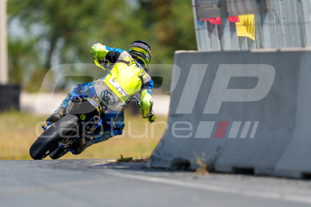 SuperMoto_Staatsmeisterschaft_Fuglau-natural-783 | GRIPcapture steht für authentische Sportfotografie in Österreich – für Momente, die mehr sind als Geschwindigkeit oder Ergebnis. Es geht um Emotion, Spannung, Fokus und den Augenblick, der oft nur einen Wimpernschlag dauert.Ob Motorsport, Teamsport oder 