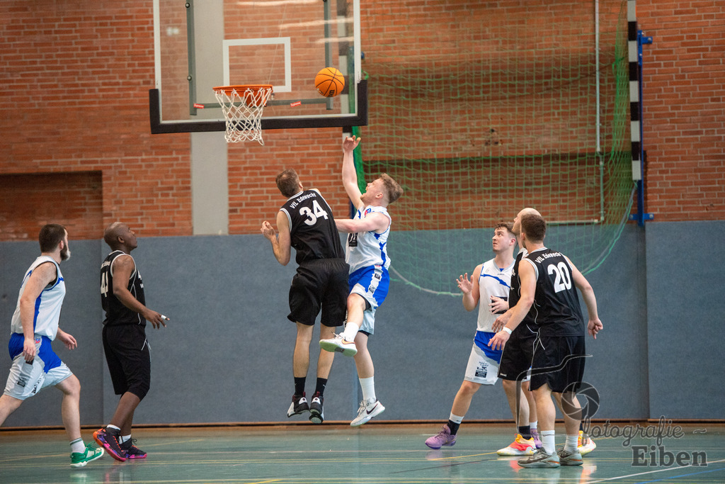 VFL Rastede 2-VfL Edewecht Wattworms | VFL Rastede II (weiß)-VfL Edewecht Wattworms (schwarz) am 18.02.2024; in Kleibrok (Sporthalle Zur-Windmühlen-Straße), Photo: Philip Eiben 2024 - Realisiert mit Pictrs.com