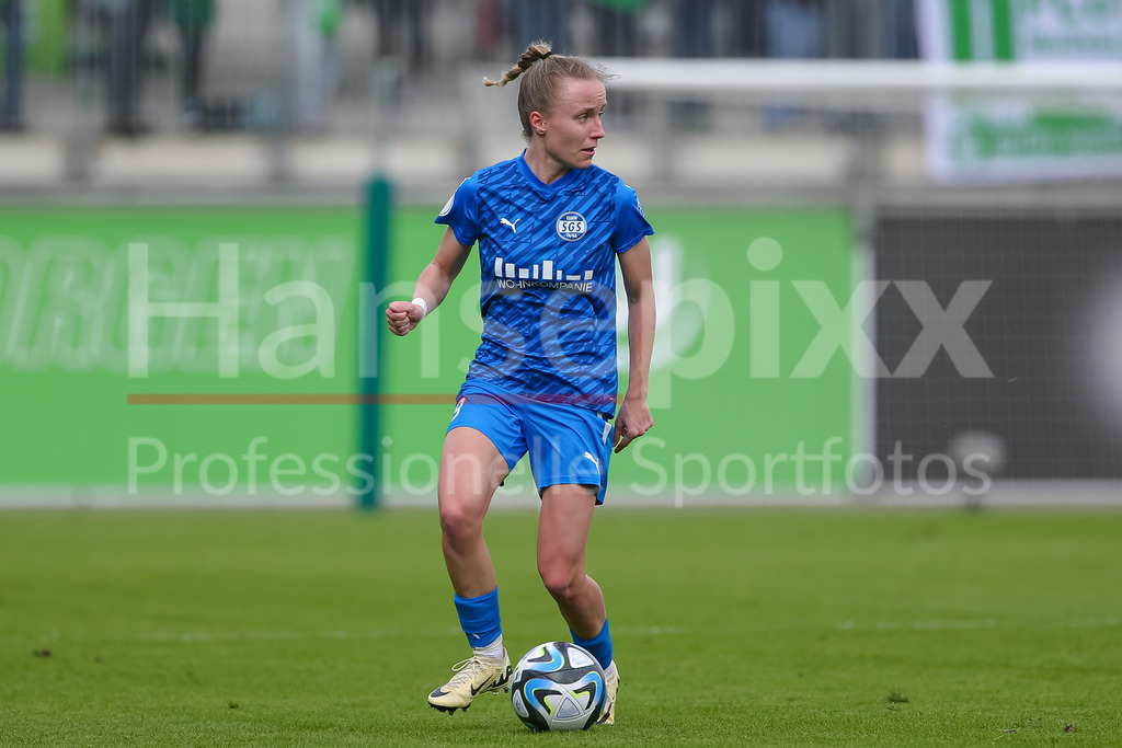 Fussball, DFB-Pokal Frauen, VfL Wolfsburg - SGS Essen | v.li.: Beke Sterner (SGS Essen, 19) am Ball, Freisteller, Einzelbild, Ganzkörper, Aktion, Action, Spielszene, DIE DFB-RICHTLINIEN UNTERSAGEN JEGLICHE NUTZUNG VON FOTOS ALS SEQUENZBILDER UND/ODER VIDEOÄHNLICHE FOTOSTRECKEN. DFB REGULATIONS PROHIBIT ANY USE OF PHOTOGRAPHS AS IMAGE SEQUENCES AND/OR QUASI-VIDEO.