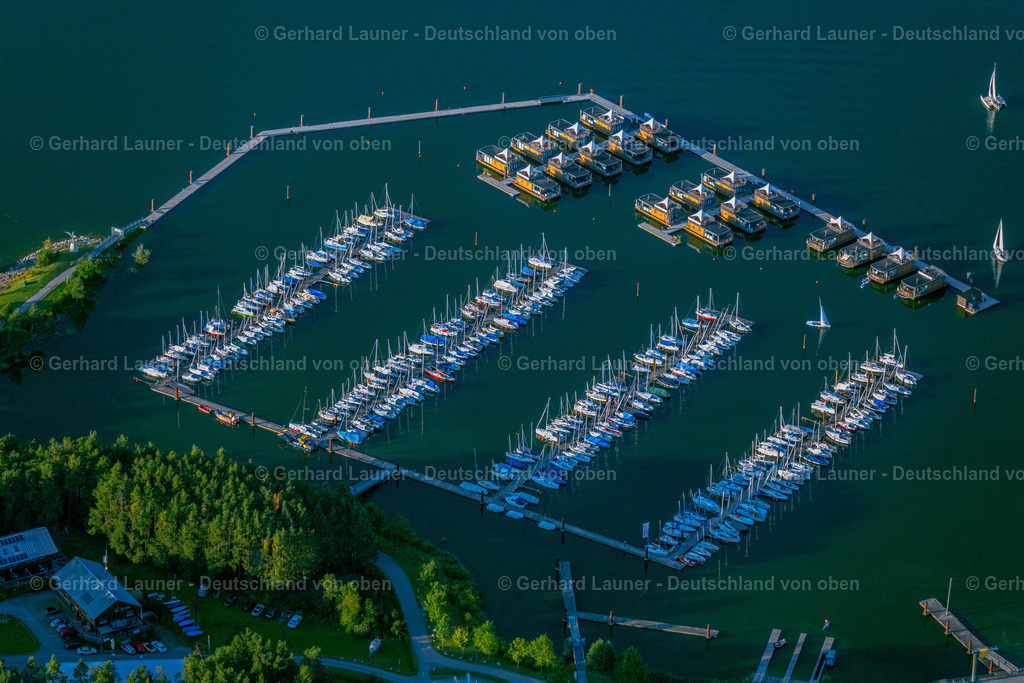 4051017 | PLEINFELD 03.09.2021 Yachthafen mit Sportboot- Anlegestellen und Bootsliegeplätzen am Uferbereich " Segelhafen Ramsberg " und den Floating Village auf dem " Großer Brombachsee "in Pleinfeld im Bundesland Bayern, Deutschland. Weiterführende Informationen bei: ELG Eco Lodges GmbH,  Wassersportgemeinschaft Altmühl-Brombachsee e.V.. // Pleasure boat marina with docks and moorings on the shore area " Segelhafen Ramsberg " and Floating Village on lake " Grosser Brombachsee " in Pleinfeld in the state Bavaria, Germany. Further information at: ELG Eco Lodges GmbH,  Wassersportgemeinschaft Altmuehl-Brombachsee e.V.. Foto: Gerhard Launer