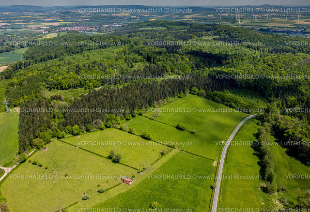 Nieheim240504670BootImHaus | Luftbild, Kuhstall Haus auf einer Wiese mit Boot auf und im Haus als Kunstwerk vom Künstler Ilan Averbuch, NSG Naturschutzgebiet Hinnenburger Forst mit Emder Bachtal mit Wiesen und Feldern, Erwitzen, Nieheim, Ostwestfalen, Nordrhein-Westfalen, Deutschland