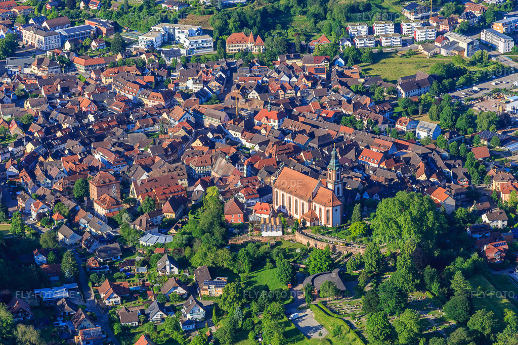 Luftbild: Barocke Altstadt hinter der Kirche St. Bartholomäus in Ettenheim im Bundesland Baden-Württemberg in Deutschland. – Foto: IMG_147753.jpg vom 30.05.2025 durch Werner Riehm/FLY-FOTO.de – Auflösung des Originals: 5384 x 3589 px – WWW.KATH-ETTENHEIM.DE