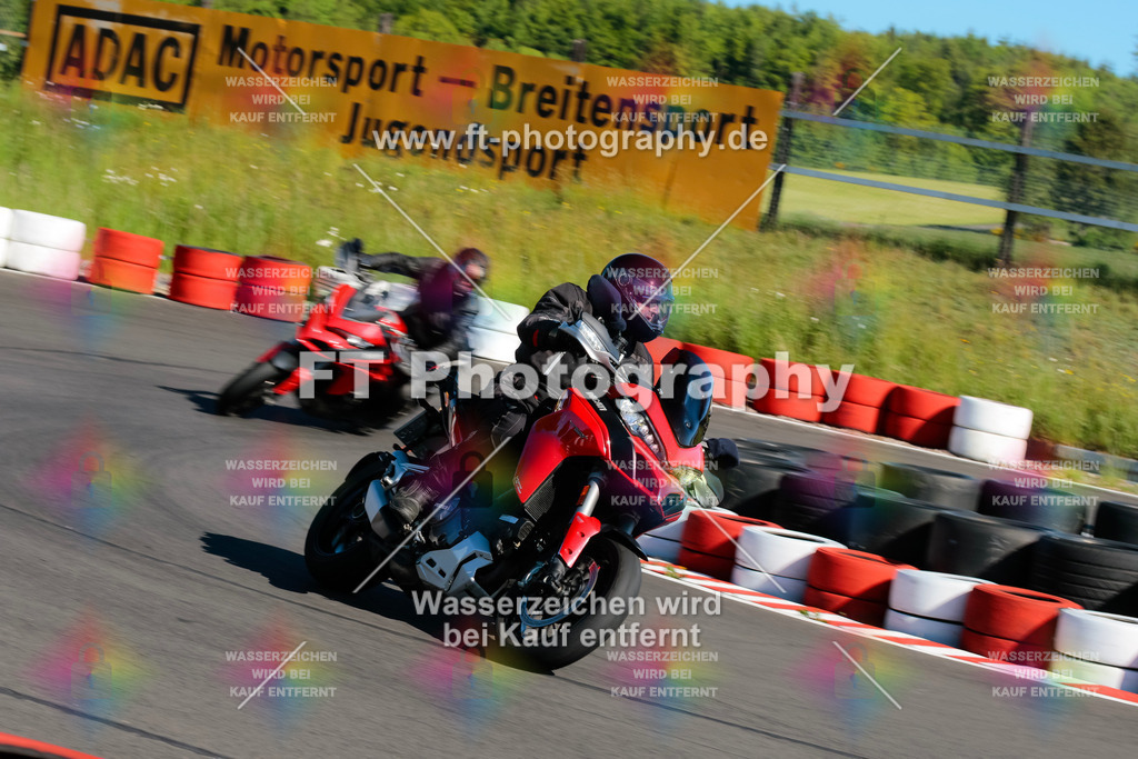 Moto-TeamOBK-21331 | Hier findet Ihr Bilder von Touristenfahrten auf der Nürburgring Nordschleife oder von anderen Veranstaltungen die ich besucht habe. Viel Spass beim Durch Schauen 