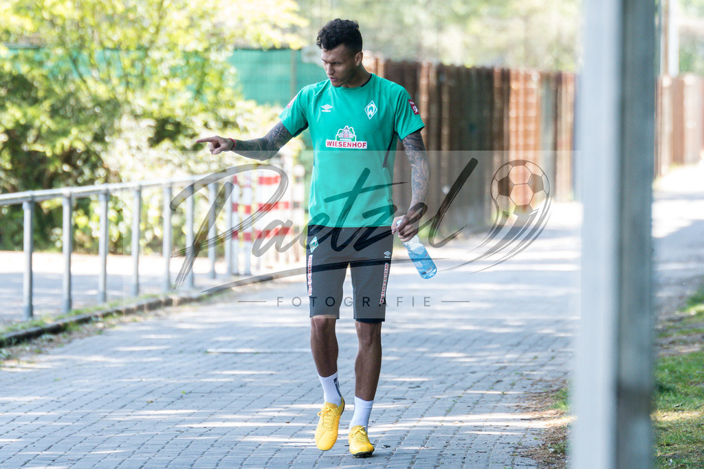 TRASVW20200521_0114 | Fussball, Herren: Davie Selke (Werder Bremen) gestikuliert auf dem Weg in die Kabine vom Trainingsplatz am 21.05.2020 in Bremen, Deutschland. - Realisiert mit Pictrs.com