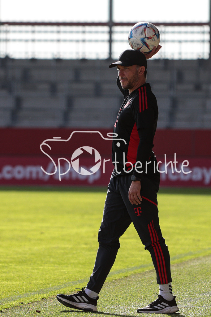FC Bayern Muenchen U19 - VfB Stuttgart U19 | Bayern Trainer Danny GALM in Aktion
