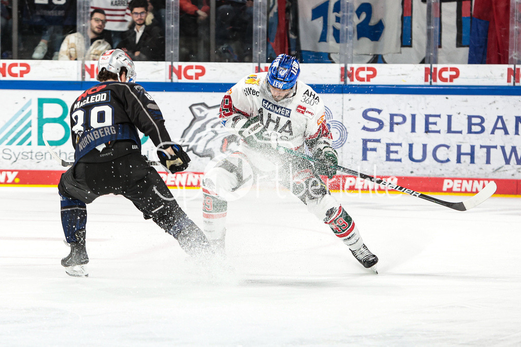 Nuernberg ICE Tigers - Augsburger Panther | Gregor MacLEOD (NIT #89) im Duell mit Michael CLARKE (AEV #49)