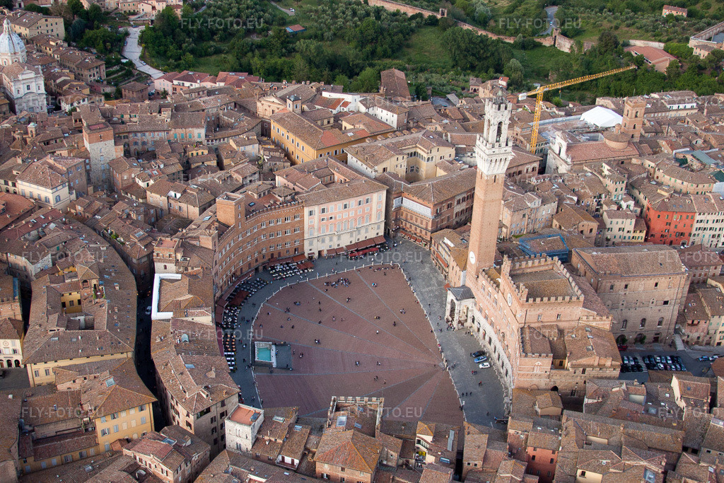 Vue aérienne: Vue de la ville à Siena dans le département Siena, Italie. Photo: IMG_28499.jpg prise le 03/06/2010 par Werner Riehm/FLY-FOTO.eu – Résolution de l'original: 4752 x 3168 px