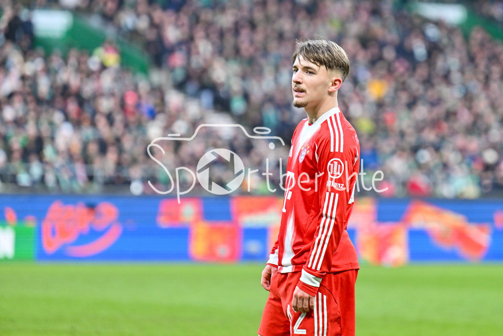 SV Werder Bremen - FC Bayern München | BREMEN, GERMANY - 14. FEBRUARY: im Bild Lennart KARL (FC Bayern Munich 42) / Einzelfoto / Freisteller während dem Bundesligamatch zwischen dem SV Werder Bremen und dem FC Bayern München am 22. Spieltag im Weserstadion / DFL REGULATIONS PROHIBIT ANY USE OF PHOTOGRAPHS AS IMAGE SEQUENCES AND/OR QUASI-VIDEO
