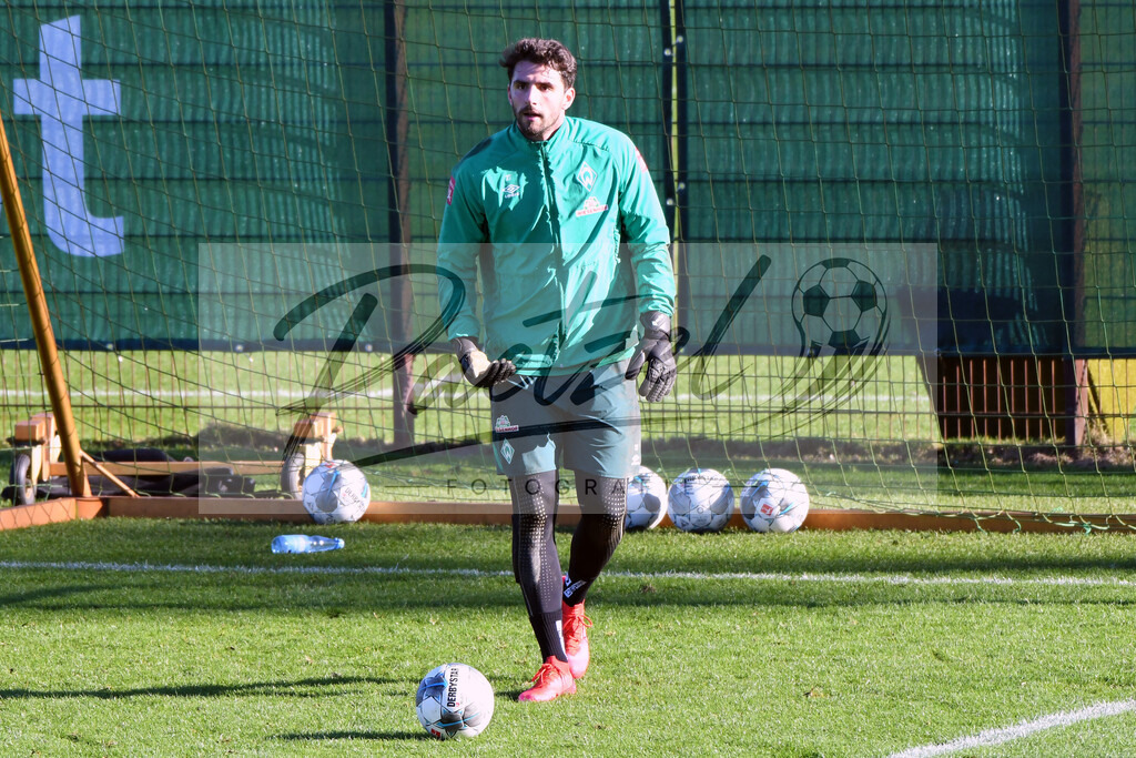20200205_TRASVW_0065 | Fußball, Herren: Stefanos Kapino (SV Werder Bremen) in Aktion, am Ball, Einzelaktion waehrend der Trainingseinheit des SV Werder Bremen im Wohninvest Weserstadion am 05.02.2020 in Bremen, Deutschland. - Realisiert mit Pictrs.com