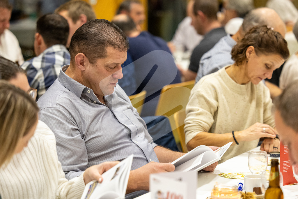 SKE100J_5026 | Die Schwinger des Schwyzer Kantonalen Schwingerverbandes: Fotos, die Dynamik und Leidenschaft festhalten, sowie emotionale Momente aus dem traditionellen Schwingsport zeigen. - Realisiert mit Pictrs.com