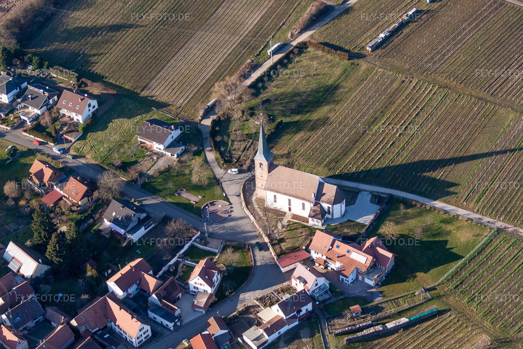 Luftbild: Kirche Schweigen-Rechtenbach am Rand von Weinbergen im Ortsteil Rechtenbach in Schweigen-Rechtenbach im Bundesland Rheinland-Pfalz in Deutschland. Foto: IMG_62347.jpg vom 24.02.2014 durch Werner Riehm/FLY-FOTO.de