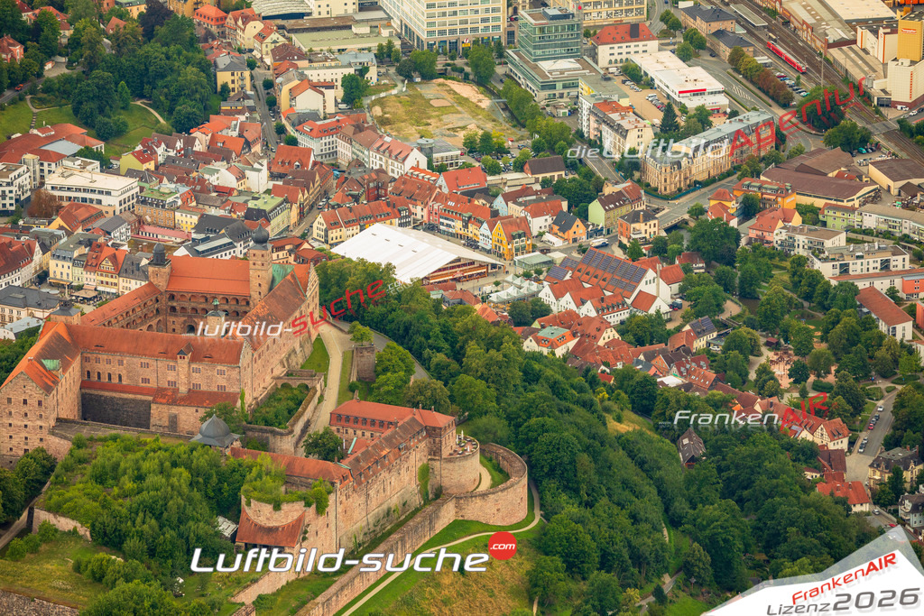 Schöne Luftaufnahme als Geschenk in Plassenburg mit Bierfest Kulmbach - Die Luftbildaufnahme wurde 2025 vom UL-Flugzeug heraus erstellt ( keine Drohne ) - Hochauflösende Luftaufnahme -Nicht vergleichbar mit Google Maps oder Satelittenbilder- Die Geschenkidee !Mit Lizenz und Bildrechte bestellbar