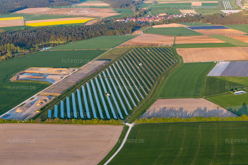 Luftbild: Solarfeld im Ortsteil Düllstadt in Schwarzach im Bundesland Bayern in Deutschland. Foto: IMG_088082.jpg vom 06.05.2016 durch Werner Riehm/FLY-FOTO.de