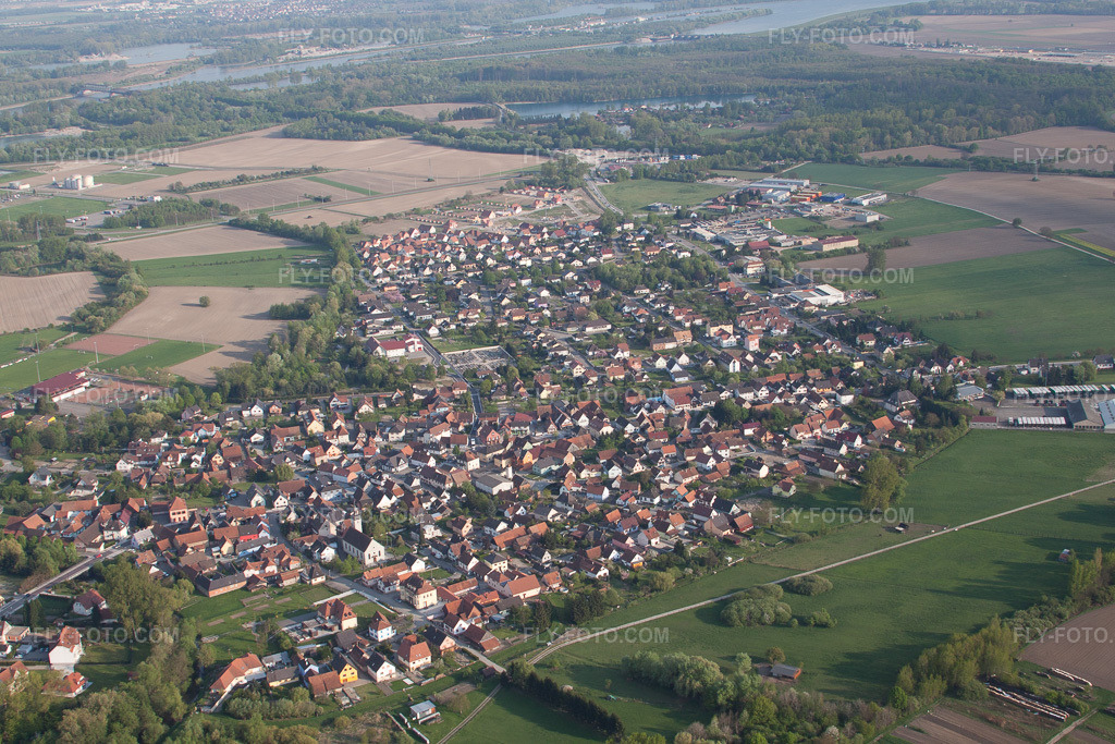 Aerial view: View of the town in Beinheim in the state Bas-Rhin, France.Photo: IMG_39463.jpg taken on 04/14/2011 by Werner Riehm/FLY-FOTO.comResolution of the original: 4752 x 3168 px