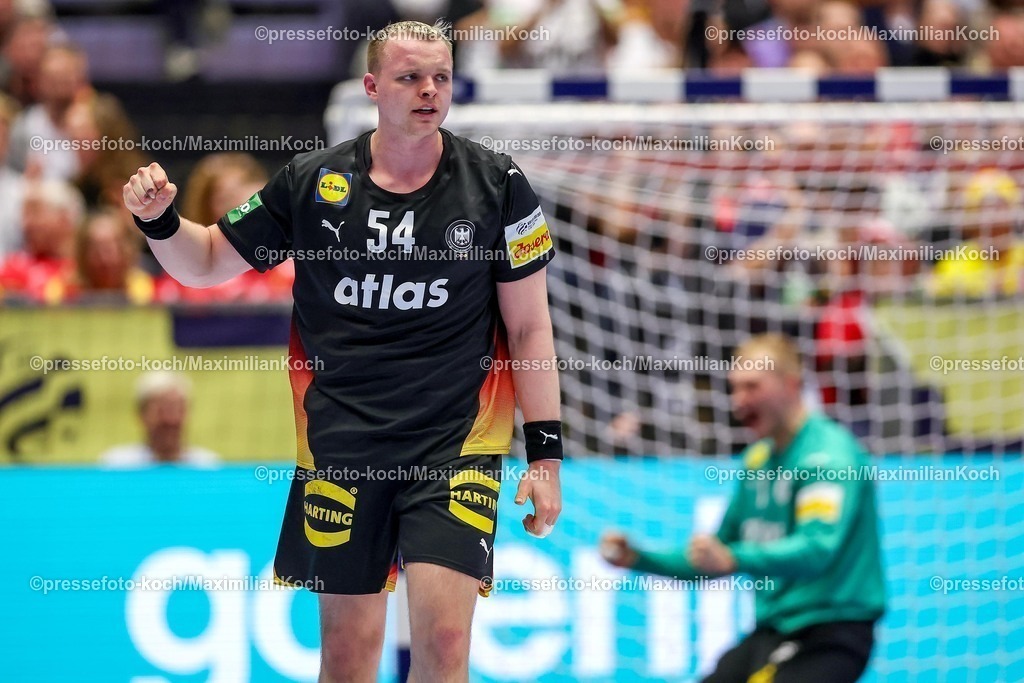 EHF19012602193 | 19.01.2026, Handball, Men's EHF EURO 2026, Deutschland - Spanien, Jyske Bank Boxen in Herning, Dänemark, Preliminary Round:  Justus Fischer (Germany #54) jubelnd neben  David Späth (Germany #01)