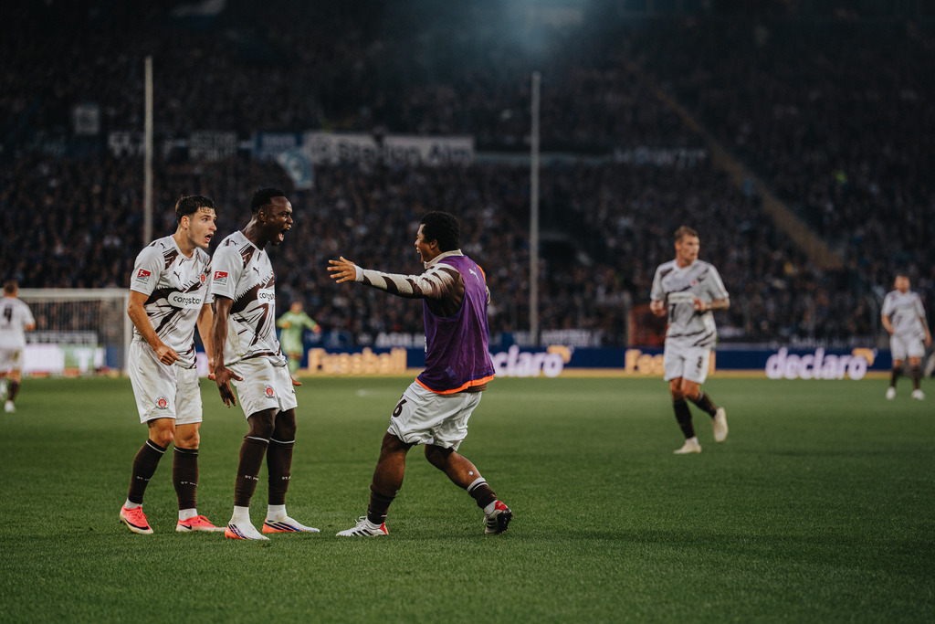 FCS02105 | Der offizielle Shop für FC St. Pauli Fotos. Wähle aus Spielszenen & Fanmomenten dein FCSP Wunschformat. Wir liefern Millerntor-Atmosphäre.
