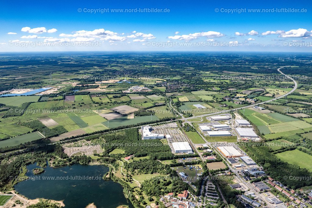 Nützen_ELS_8087030622 | NüTZEN 03.06.2022 Ortsansicht der Straßen und Häuser der Wohngebiete in Nützen im Bundesland Schleswig-Holstein, Deutschland. // Town View of the streets and houses of the residential areas in Nuetzen in the state Schleswig-Holstein, Germany. Foto: Martin Elsen