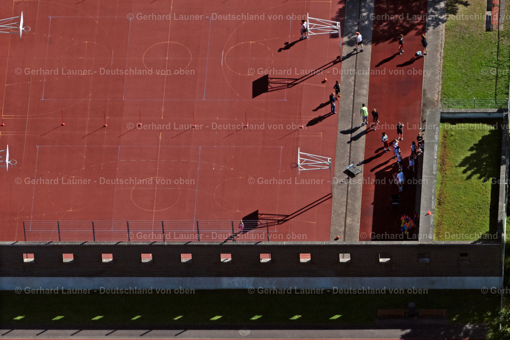 4033917 | FREIBURG IM BREISGAU 30.06.2020 Schüler und Schülerinnen auf der Spielfläche des Basketball- Sportplatzes an der Schule Kepler-Gymnasium Freiburg in Freiburg im Breisgau im Bundesland Baden-Württemberg, Deutschland. // Basketball court playing area on Schule Kepler-Gymnasium Freiburg in Freiburg im Breisgau in the state Baden-Wuerttemberg, Germany. Foto: Gerhard Launer