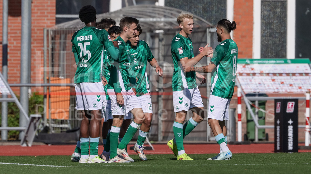 Fussball, Regionalliga Nord, SV Werder Bremen II - Hamburger SV II | v.li: Spieler des SV Werder Bremen mit Torjubel, Jubel, jubeln, jubelt, optimistisch, Spielszene, Highlight, Freude über das Tor zum 2:0