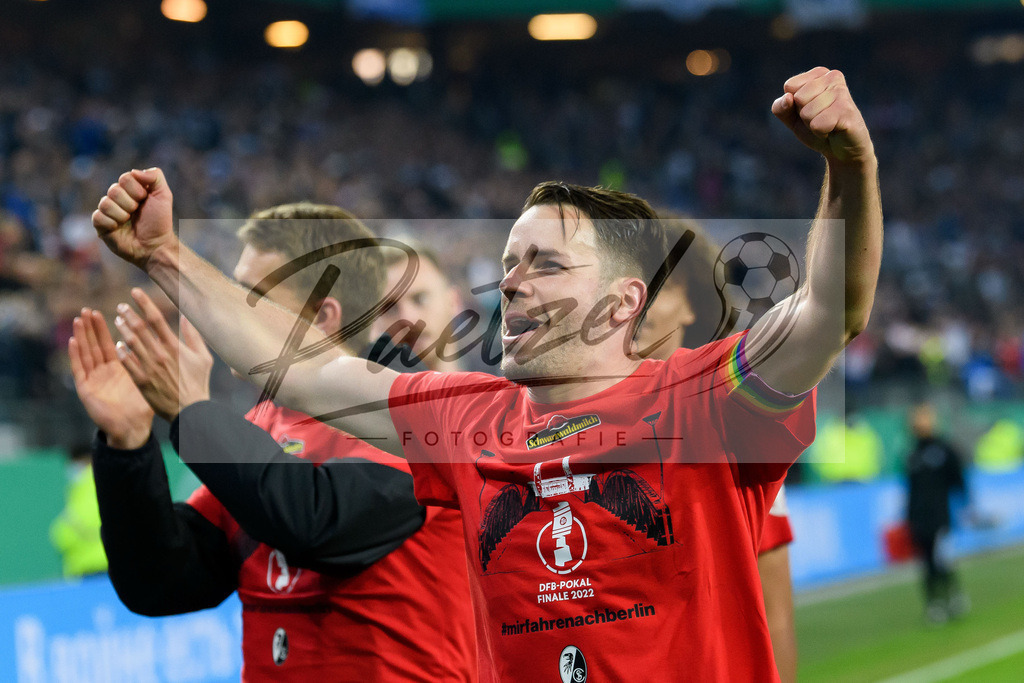 HSVSCF20220419_166 | Fussball, Herren: Christian Guenter (SC Freiburg) Schlussjubel, jubelt nach dem 1:3 Sieg beim DFB-Pokal-Halbfinalspiel zwischen Hamburger SV und SC Freiburg im Volksparkstadion am 19.04.2022 in Hamburg, Deutschland.DFB / DFL REGULATIONS PROHIBIT ANY USE OF PHOTOGRAPHS AS IMAGE SEQUENCES AND/OR QUASI-VIDEO. - Realisiert mit Pictrs.com